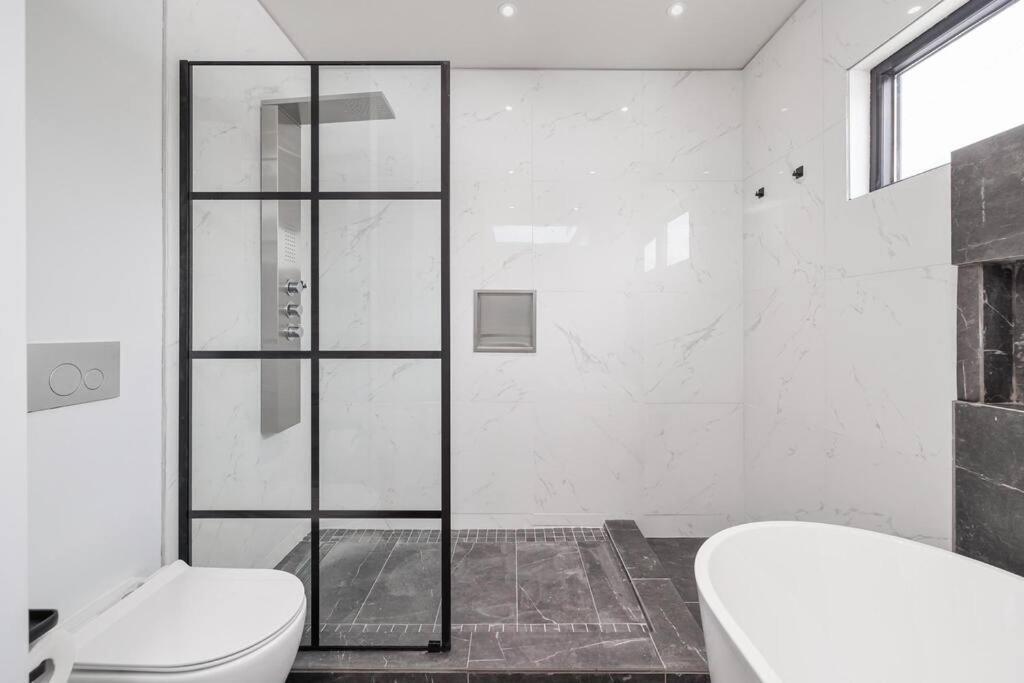 New Modern 1400 Sq Ft Coach House Near Everything Toronto Exteriör bild