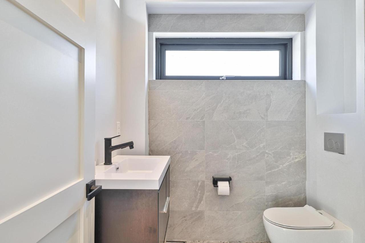 New Modern 1400 Sq Ft Coach House Near Everything Toronto Exteriör bild
