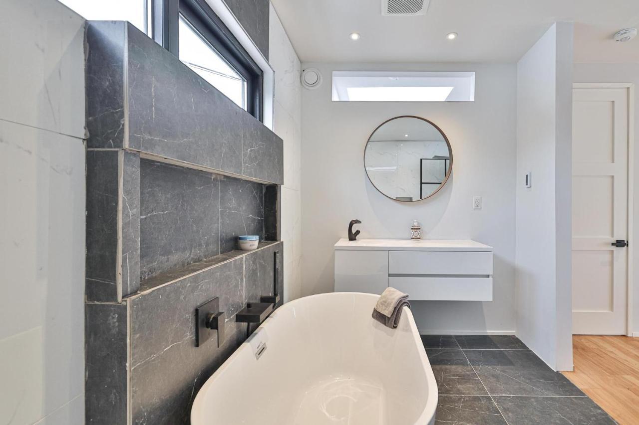 New Modern 1400 Sq Ft Coach House Near Everything Toronto Exteriör bild
