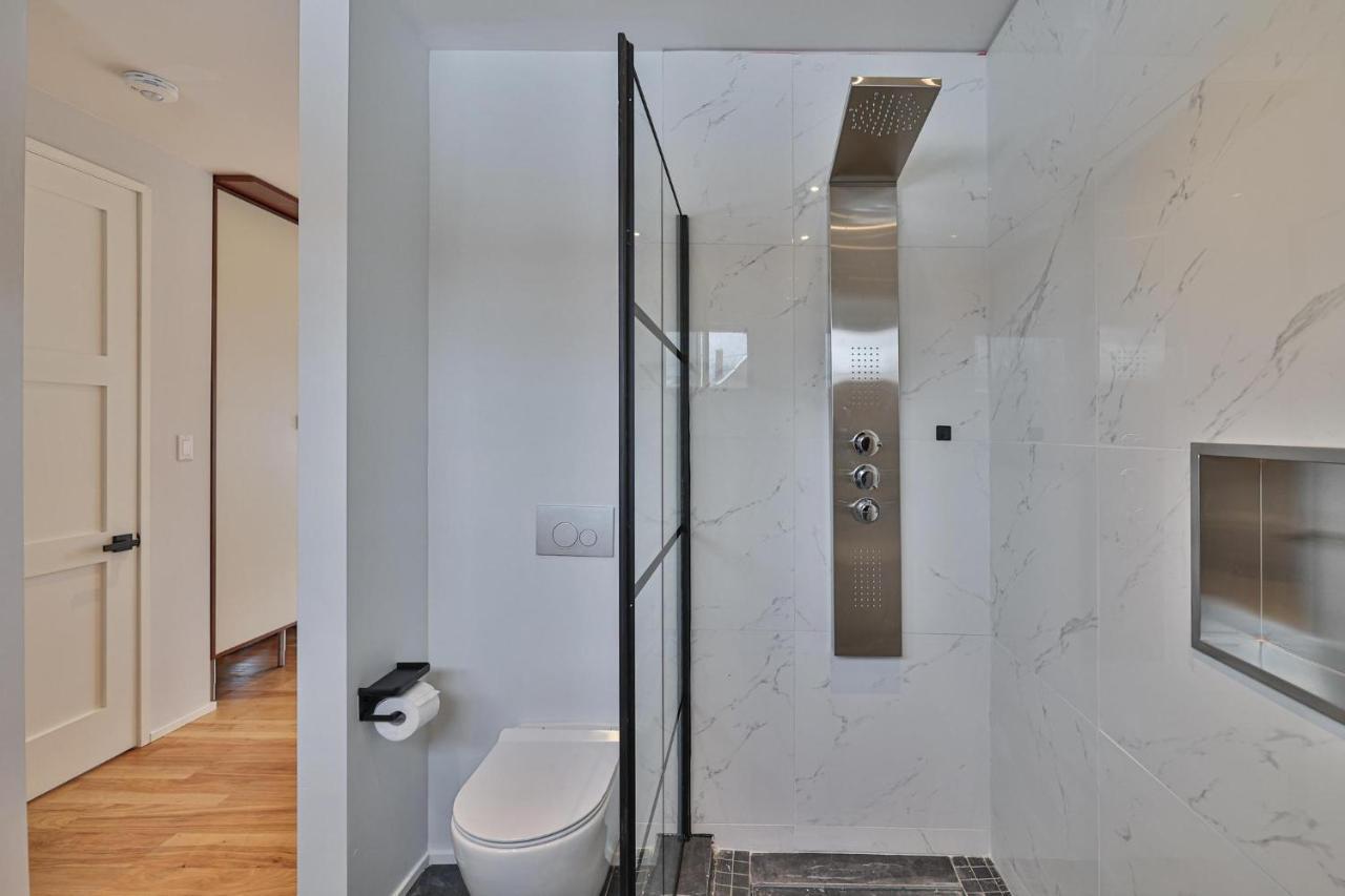 New Modern 1400 Sq Ft Coach House Near Everything Toronto Exteriör bild
