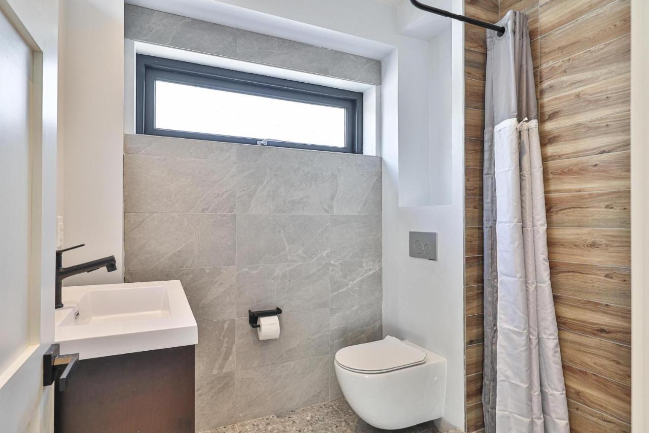 New Modern 1400 Sq Ft Coach House Near Everything Toronto Exteriör bild