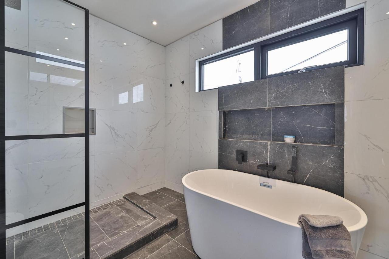 New Modern 1400 Sq Ft Coach House Near Everything Toronto Exteriör bild